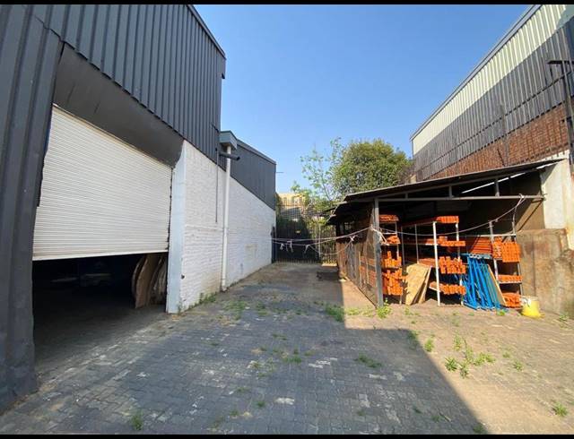 1,100M² WAREHOUSE FOR SALE IN NEWLANDS